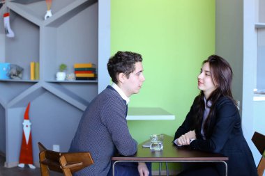 Genç erkek ve kadınların iletişim ve sırları, içinde oturan paylaşımı