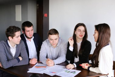 Üç Akıllı adam ve iki sevimli kız programcı kavramı kadar yapmak