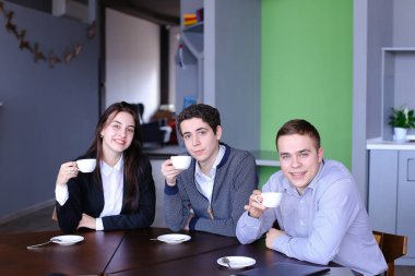 Güzel genç insanlar, kadın ve erkek sınıf cam bak