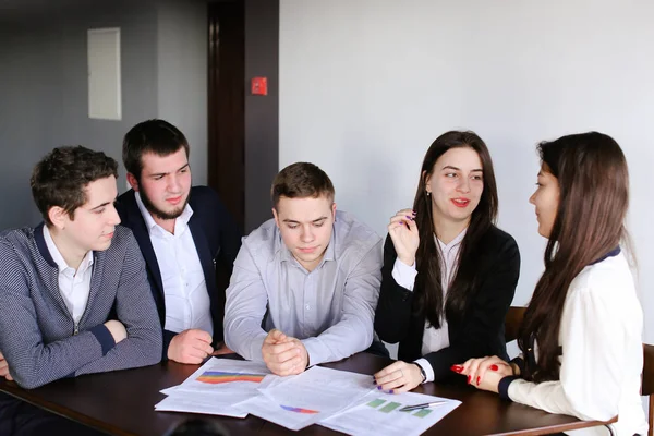 Üç Akıllı adam ve iki sevimli kız programcı kavramı kadar yapmak