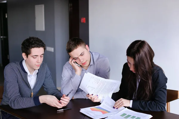 Genç başarılı bankacılar iki adam ve kız kontrol ve docum katılıyorum