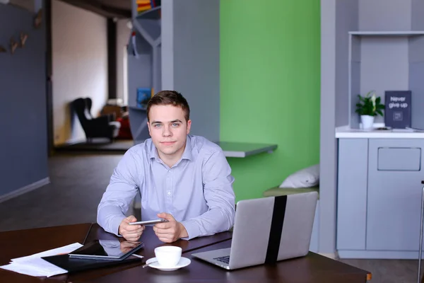 Retrato de sucesso jovem homem de negócios que posando e loo — Fotografia de Stock