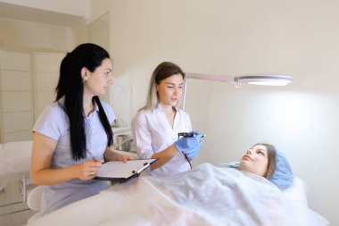 Kalıcı kaş dövme genç kadın uzmanı eski kocası hisse