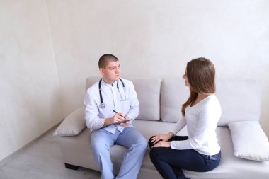 Kız erkek doktor tedavi reçete görmeye geldim. Adam ve w