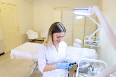 Profesyonel kadın microblading master araçları iş için hazırlar.