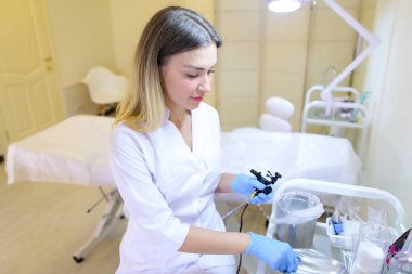 Profesyonel kadın microblading master araçları iş için hazırlar.