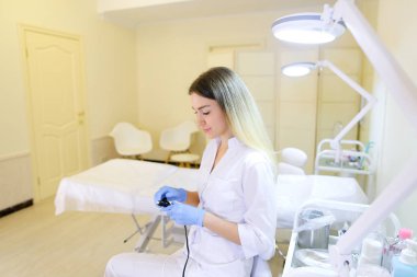 Profesyonel kadın microblading master araçları iş için hazırlar.