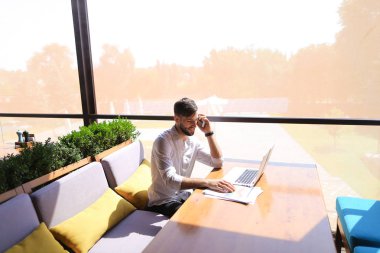 Tabl dizüstü kullanarak belgeleri, okuma müreffeh Satış Müdürü