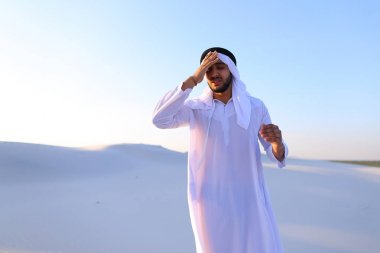 Müslüman adam baş ağrısı ve genel kırıklık hissediyor, stan uğrar