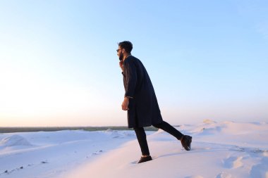 Yakışıklı erkek Arap işadamı görüşmelerde hücresel iş pro, s