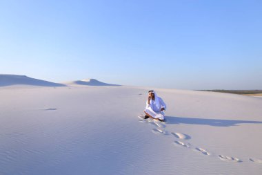 Kendine güvenen erkek Emirliği Oluşturucusu cep üzerinde müşteri ile konuşuyor.,