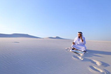 Başarılı Şeyh işadamı smartphone cep telefonu ile bu ile iletişim kurmak için kullandığı