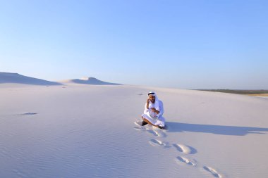 Kendine güvenen erkek Emirliği Oluşturucusu cep üzerinde müşteri ile konuşuyor.,