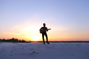 Gitar çalmak, pratik kas genç erkek Müslüman ayakta o