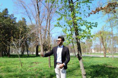 Damat takı Dükkanı telefonla çağırır.