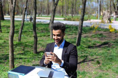 Genç eleştirmeni yayınlanmadan önce yeni kitap okur