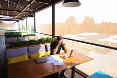 Serbest metin yazarı metin kafe masada dizüstü bilgisayarda yeniden yazmak.