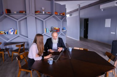 Emekli yaşlı adam durağındayım, yeni teknoloji hakkında tavsiye için sorar