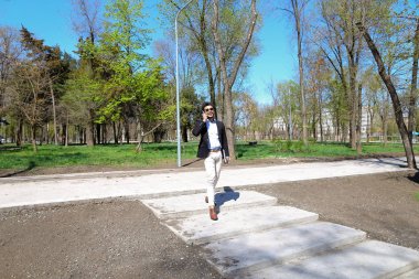 Arap Park'ta yürüyordunuz ve ağır çekimde gülümseyen