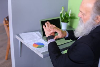Çalışma günü, laptop oturan yaşlı adam baş lider tamamlar