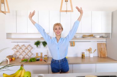 Sevimli kız yeni gün başlamasıyla birlikte mutlu ve tomor hazırlar