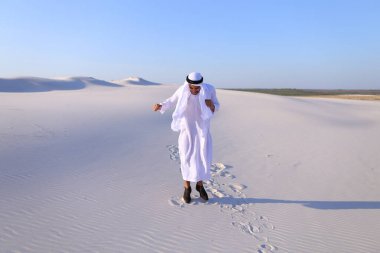 Mutlu Arap babası beyaz çöl ortasında yürüyor ve yaşam o sever