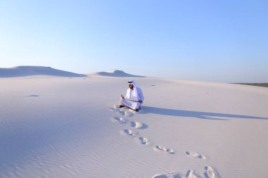 Ciddi genç Arap işadamı inşaat planı, st dikkate alınarak