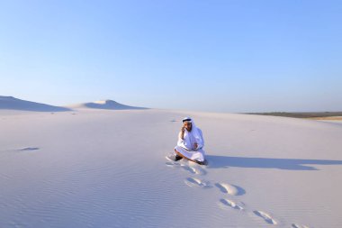 Kendine güvenen erkek Emirliği Oluşturucusu cep üzerinde müşteri ile konuşuyor.,