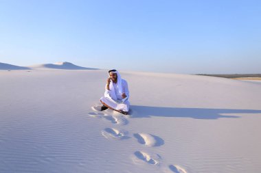 Mobil c ile koordine eder Müslüman tasarımcı adam portresi