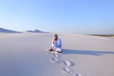 Kendine güvenen erkek Emirliği Oluşturucusu cep üzerinde müşteri ile konuşuyor.,