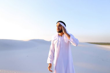 Müslüman adam baş ağrısı ve genel kırıklık hissediyor, stan uğrar