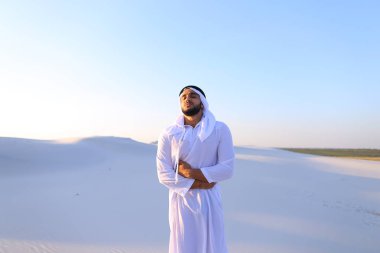 Karın, arasında şiddetli ağrıları genç erkek Emirliği muzdarip