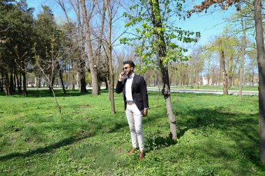 Damat takı Dükkanı telefonla çağırır.