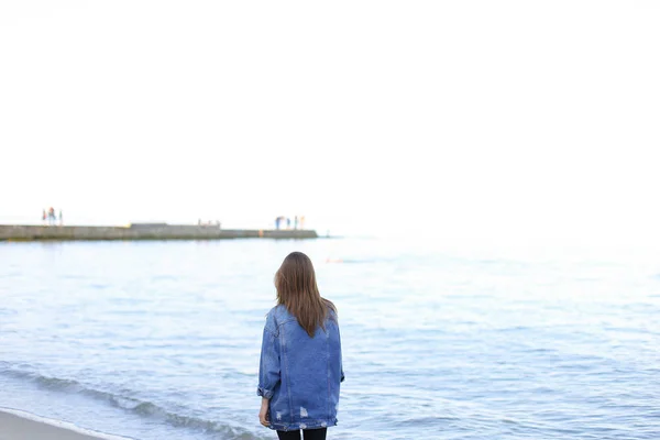 漂亮的女人轻松地微笑着，看着地平线，站在 sho — 图库照片