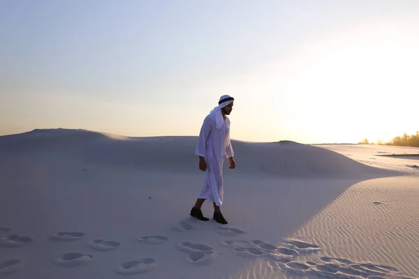 Chico seguro, Árabe camina en medio del desierto blanco y disfruta de l — Foto de Stock