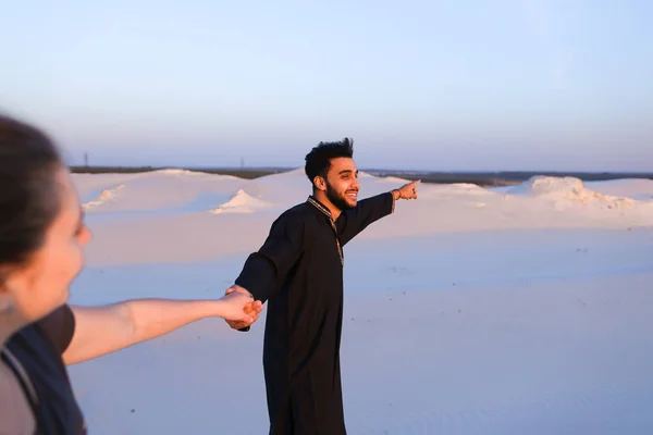 Йди за мною, хлопець арабських і європейських жінка, яка гуляє по руку в кол — стокове фото