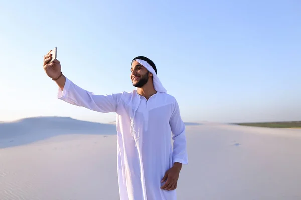 Porträtt av arabisk sheikh man med gadget som kommunicerar i — Stockfoto