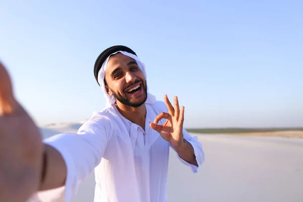 Glückliches Porträt eines männlichen Arabers, der lächelt und sich des Lebens erfreut, Standi — Stockfoto