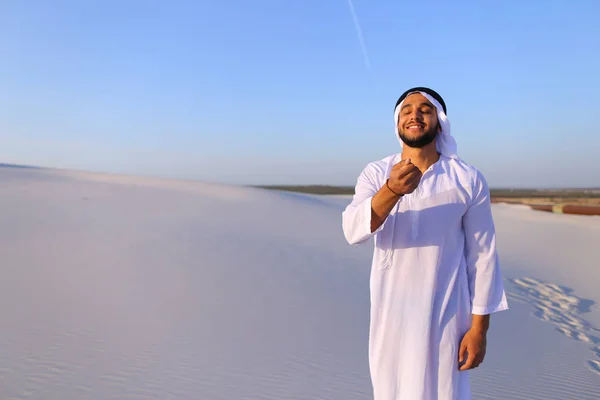 Πορτρέτο του ανθρώπου σε αμμώδη έρημο έναστρο καλοκαιρινό απόγευμα μουσουλμανικό — Φωτογραφία Αρχείου