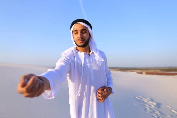 초상화와 모래 d에서 젊은 아랍 남자의 손을 클로즈업 샷 — 스톡 사진