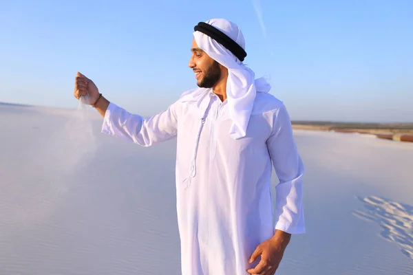 Retrato del hombre musulmán en el desierto de arena en la tarde clara de verano — Foto de Stock