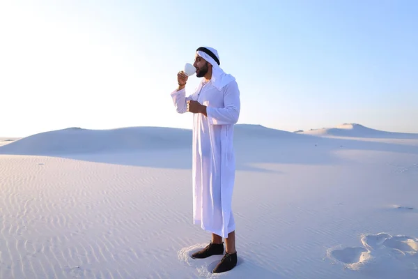 Wonderful beginning of morning for Arab guy in middle of huge de — Stock Photo, Image