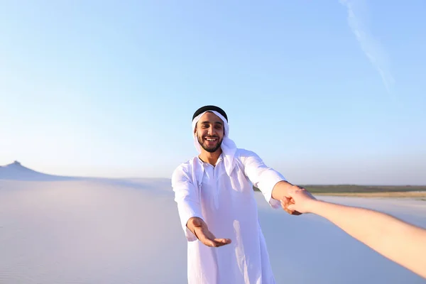 Porträtt av vackra Emirate manliga turistguide, som innehar woma — Stockfoto