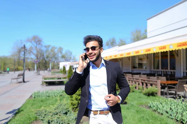 Menino italiano contando piadas para a esposa por telefone — Fotografia de Stock