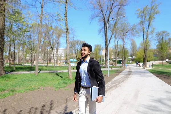 Árabe caminando en el parque y sonriendo en cámara lenta — Foto de Stock