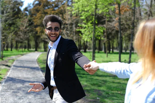 Mann führt Tante zu Spaziergang im Park — Stockfoto