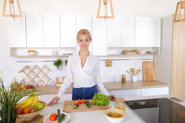 Duran ben çekici kadın kameraya poz yüzünde gülümseme ile