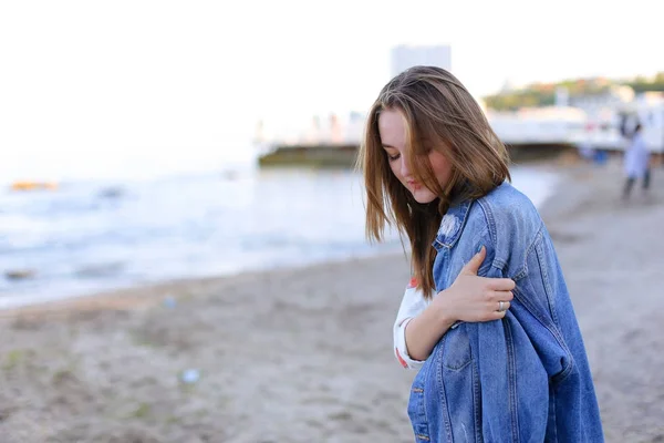 Portrait of cute female who breathes fresh sea air and poses wit — Stock Photo, Image