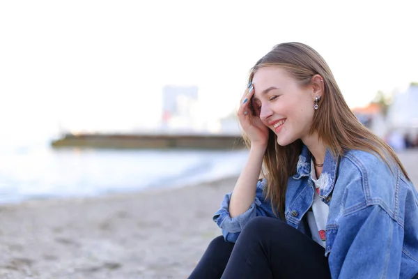 Portrait of cheerful girl who poses on camera and cute laughs si — Stock Photo, Image