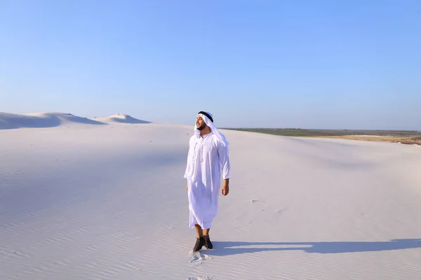Hombre árabe feliz camina en medio del desierto blanco y disfruta de la vida o — Foto de Stock